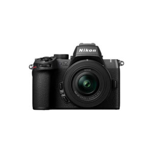 La Nikon Z50 II es la evolución de la exitosa cámara sin espejo APS-C de Nikon, diseñada para creadores de contenido, fotógrafos aficionados avanzados y viajeros que buscan calidad de imagen profesional en un cuerpo compacto y ligero. Esta nueva versión mejora aspectos clave de rendimiento, conectividad y experiencia de usuario, ofreciendo una solución versátil tanto para fotografía como para vídeo. Este kit incluye el objetivo NIKKOR Z DX 16-50mm f/3.5-6.3 VR, ideal para todo tipo de situaciones: paisajes, retratos, calle y viajes.  Características Técnicas Montura: Nikon Z (formato DX) Sensor: CMOS APS-C de 20.9 MP Procesador de imagen: EXPEED de última generación Rango ISO: 100 – 51.200 (expandible) Ráfaga continua: Hasta 11 fps con seguimiento de enfoque y exposición Sistema de enfoque: AF híbrido de 209 puntos con detección de fase y contraste Enfoque al ojo (Eye AF): Para personas y animales, en foto y vídeo Pantalla: LCD táctil abatible de 3.2” y 1.04 millones de puntos Visor electrónico: OLED de 2.36 millones de puntos Vídeo: 4K UHD hasta 30p sin recorte / Full HD hasta 120 fps Micrófono externo: Entrada de 3.5 mm Conectividad: Wi-Fi y Bluetooth con SnapBridge Alimentación: Batería EN-EL25 con carga por USB-C Construcción: Aleación de magnesio, diseño compacto y robusto Peso (solo cuerpo): Aprox. 395 g Objetivo incluido Modelo: NIKKOR Z DX 16-50mm f/3.5-6.3 VR Distancia focal equivalente: 24-75 mm (en formato 35 mm) Reducción de vibración (VR): Hasta 4,5 pasos de compensación Enfoque silencioso y rápido: Ideal para vídeo Diseño retráctil: Ultraligero, solo 135 g Aplicaciones Fotografía de viaje y callejera: Compacta, discreta y ligera para llevar a todas partes. Creación de contenido y vlogging: Pantalla abatible y grabación en 4K sin recorte. Retratos y fotografía social: Excelente reproducción de tonos de piel y enfoque al ojo. Vídeo profesional y redes sociales: Alta calidad de imagen, entrada de micro y conectividad. Aprendizaje fotográfico: Ideal para usuarios que desean crecer con el sistema Nikon Z. Contenido de la Caja 1x Cuerpo Nikon Z50 II 1x Objetivo NIKKOR Z DX 16-50mm f/3.5-6.3 VR (con tapas) 1x Batería EN-EL25 1x Cargador o cable USB-C (según región) 1x Correa Nikon 1x Tapa del cuerpo BF-N1 1x Manual de usuario Ventajas Ligera y potente: Perfecta combinación de rendimiento y portabilidad. Calidad de imagen Nikon Z: Sensor avanzado y óptica de alto nivel. Versátil para foto y vídeo: Rinde con igual calidad en ambos terrenos. Pantalla abatible y táctil: Interfaz intuitiva y control directo en vlogging y grabación. Listo para redes y conexión móvil: Transfiere fácilmente fotos y vídeos con SnapBridge. Gran relación calidad-precio: Acceso al sistema Z con una cámara moderna y completa.  La Nikon Z50 II con el objetivo 16-50mm VR es la elección perfecta para quienes buscan una cámara híbrida potente, portátil y preparada para todo tipo de contenido, con la garantía de la experiencia óptica de Nikon.La Nikon Z50 II es la evolución de la exitosa cámara sin espejo APS-C de Nikon, diseñada para creadores de contenido, fotógrafos aficionados avanzados y viajeros que buscan calidad de imagen profesional en un cuerpo compacto y ligero. Esta nueva versión mejora aspectos clave de rendimiento, conectividad y experiencia de usuario, ofreciendo una solución versátil tanto para fotografía como para vídeo. Este kit incluye el objetivo NIKKOR Z DX 16-50mm f/3.5-6.3 VR, ideal para todo tipo de situaciones: paisajes, retratos, calle y viajes.  Características Técnicas Montura: Nikon Z (formato DX) Sensor: CMOS APS-C de 20.9 MP Procesador de imagen: EXPEED de última generación Rango ISO: 100 – 51.200 (expandible) Ráfaga continua: Hasta 11 fps con seguimiento de enfoque y exposición Sistema de enfoque: AF híbrido de 209 puntos con detección de fase y contraste Enfoque al ojo (Eye AF): Para personas y animales, en foto y vídeo Pantalla: LCD táctil abatible de 3.2” y 1.04 millones de puntos Visor electrónico: OLED de 2.36 millones de puntos Vídeo: 4K UHD hasta 30p sin recorte / Full HD hasta 120 fps Micrófono externo: Entrada de 3.5 mm Conectividad: Wi-Fi y Bluetooth con SnapBridge Alimentación: Batería EN-EL25 con carga por USB-C Construcción: Aleación de magnesio, diseño compacto y robusto Peso (solo cuerpo): Aprox. 395 g Objetivo incluido Modelo: NIKKOR Z DX 16-50mm f/3.5-6.3 VR Distancia focal equivalente: 24-75 mm (en formato 35 mm) Reducción de vibración (VR): Hasta 4,5 pasos de compensación Enfoque silencioso y rápido: Ideal para vídeo Diseño retráctil: Ultraligero, solo 135 g Aplicaciones Fotografía de viaje y callejera: Compacta, discreta y ligera para llevar a todas partes. Creación de contenido y vlogging: Pantalla abatible y grabación en 4K sin recorte. Retratos y fotografía social: Excelente reproducción de tonos de piel y enfoque al ojo. Vídeo profesional y redes sociales: Alta calidad de imagen, entrada de micro y conectividad. Aprendizaje fotográfico: Ideal para usuarios que desean crecer con el sistema Nikon Z. Contenido de la Caja 1x Cuerpo Nikon Z50 II 1x Objetivo NIKKOR Z DX 16-50mm f/3.5-6.3 VR (con tapas) 1x Batería EN-EL25 1x Cargador o cable USB-C (según región) 1x Correa Nikon 1x Tapa del cuerpo BF-N1 1x Manual de usuario Ventajas Ligera y potente: Perfecta combinación de rendimiento y portabilidad. Calidad de imagen Nikon Z: Sensor avanzado y óptica de alto nivel. Versátil para foto y vídeo: Rinde con igual calidad en ambos terrenos. Pantalla abatible y táctil: Interfaz intuitiva y control directo en vlogging y grabación. Listo para redes y conexión móvil: Transfiere fácilmente fotos y vídeos con SnapBridge. Gran relación calidad-precio: Acceso al sistema Z con una cámara moderna y completa.  La Nikon Z50 II con el objetivo 16-50mm VR es la elección perfecta para quienes buscan una cámara híbrida potente, portátil y preparada para todo tipo de contenido, con la garantía de la experiencia óptica de Nikon.